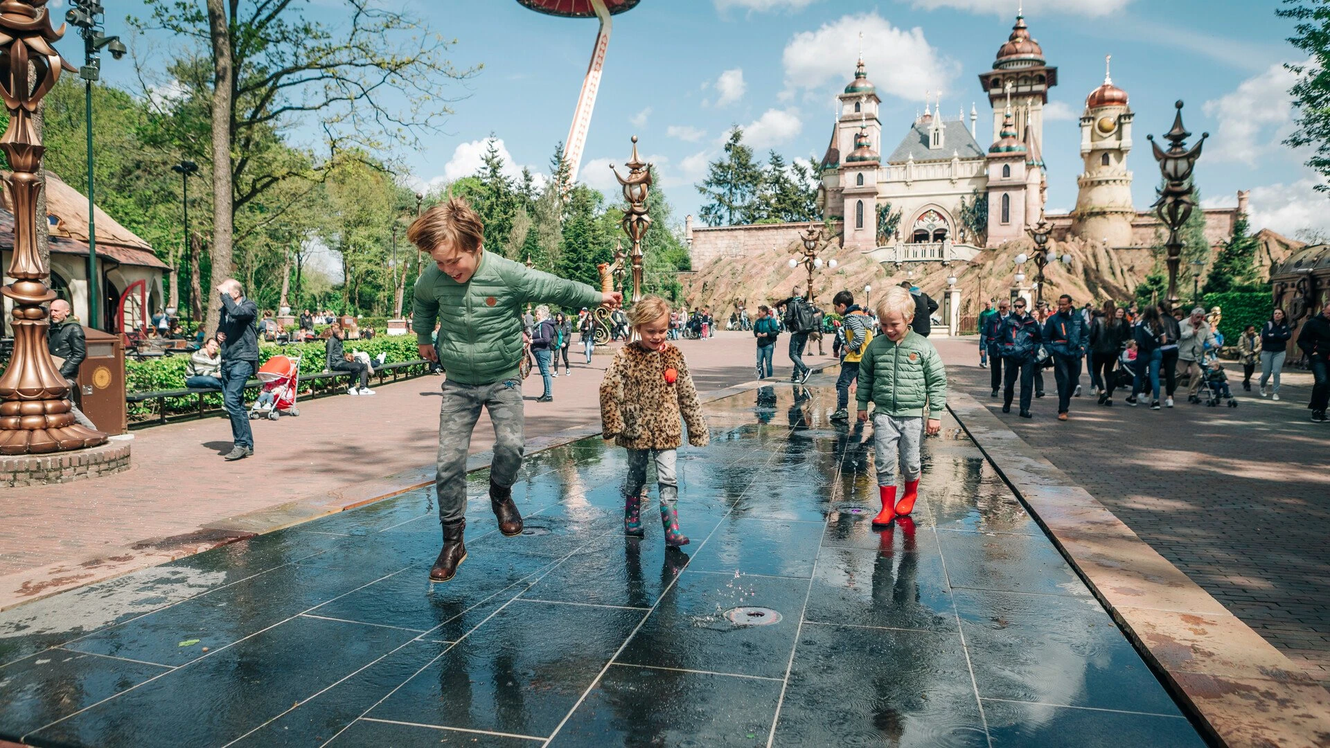 Kinderen spelen bij een fontein in de Efteling