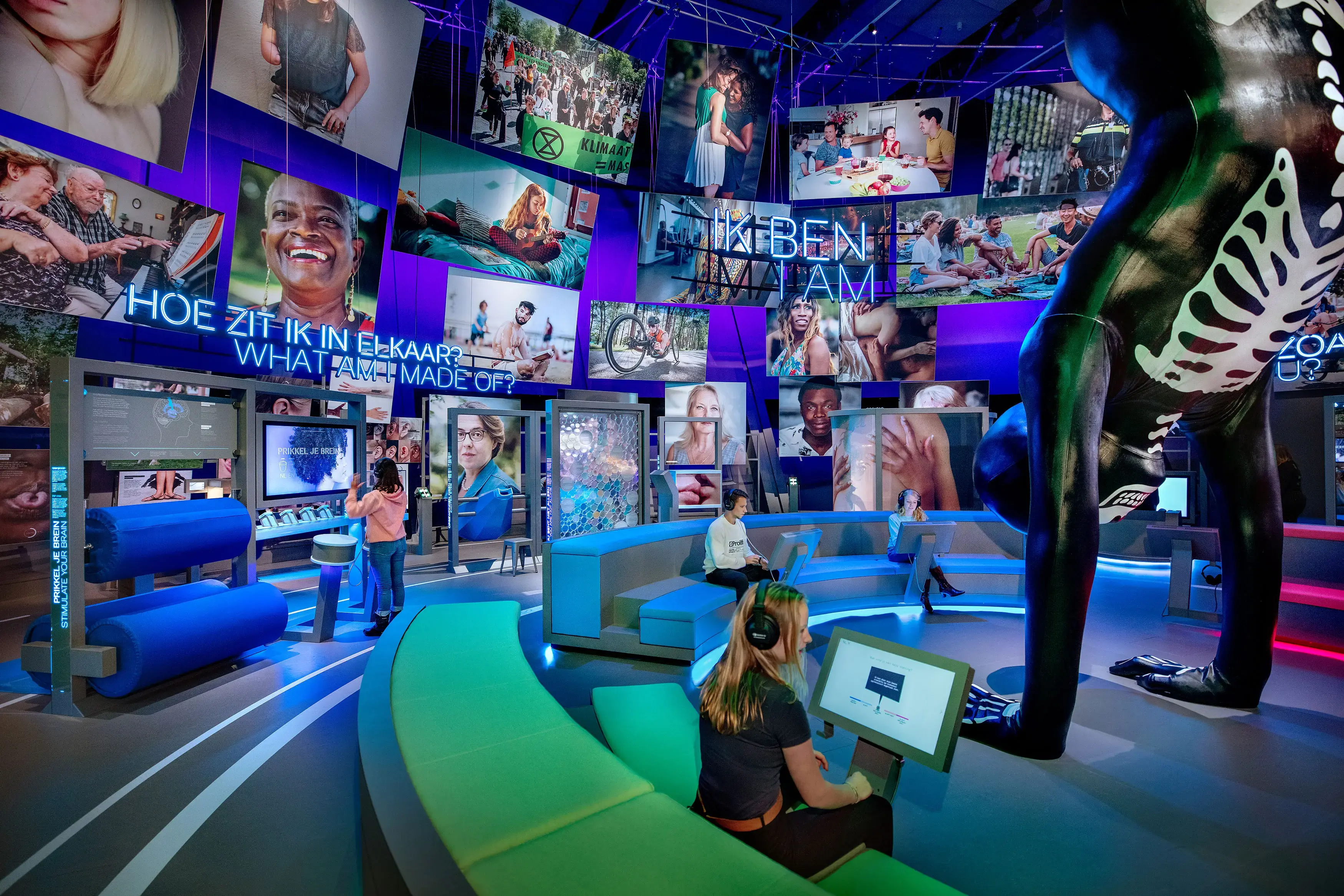 Kinderen experimenteren in NEMO Science Museum